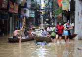 Hà Nội: Nhộn nhịp dịch vụ chèo thuyền đưa đón người dân tại vùng lũ ven sông Hồng
