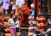 Đồ trang trí Halloween kinh dị bày bán khắp phố Hàng Mã