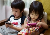 Tác hại khôn lường của cha mẹ cho trẻ dùng đồ điện tử sớm