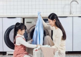 Giúp con làm quen với việc dọn dẹp và giặt giũ