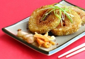 Chế biến bánh chưng sau Tết