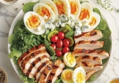 Thực đơn giảm cân với salad gà áp chảo, trứng luộc đơn giản