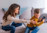 Trẻ nghiện game, nghiện điện thoại: Cách xử lý của cha mẹ