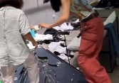 Đòi tăng giá thuê mặt bằng lên gấp đôi nhưng không thành, nữ chủ nhà đập phá cửa hàng quần áo của cô gái thành 'đống đổ nát'