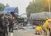 Ô tô chở đoàn đi lễ tông vào đuôi xe đầu kéo làm 5 người chết, 9 người bị thương