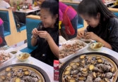 Bỏ 400.000 đồng đi ăn buffet, cô gái bị chủ nhà hàng quay clip 'bóc phốt' vì lấy một hơi hơn 100 con bào ngư, dân mạng bênh ai?