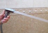 Làm gãy vòi xịt nước nhà bác, tôi bị bác rủa sả 'đàn bà con gái đoảng vị, không lấy nổi chồng'