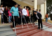 Trao tặng và hướng dẫn sử dụng 'Cây gậy trắng' cho người mù tại Bắc Ninh