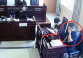 Đang trong phiên toà xét xử, người đàn ông đột nhiên cầm bằng chứng bỏ vào mồm khiến ai cũng bàng hoàng