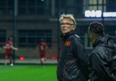 Trò cưng báo tin vui, HLV Troussier hồi hộp chờ cái “bắt tay” từ V.League cho nhiệm vụ sống còn
