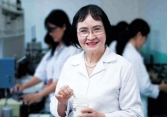 PGS.TS Nguyễn Thị Hòe, 'Bà phù thủy' sắc màu