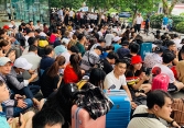 Người Việt xếp hàng chờ mua iPhone 11 để làm gì?