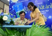 Giới trẻ xếp hàng dài xin chữ ký của nhà văn Nguyễn Nhật Ánh