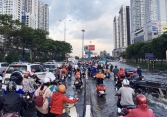 Nhiều tuyến đường tại TP.HCM ngập nước vì triều cường lên cao