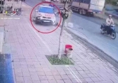 Taxi 'điên' vọt ga lao vào 2 phụ nữ bên đường, một nạn nhân kẹt cứng dưới bánh xe