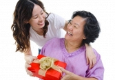 20/10 nên tặng gì để ghi điểm với mẹ chồng?