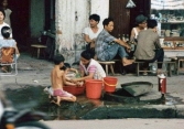 Loạt ảnh xếp hàng lấy nước thời bao cấp, giống Hà Nội những ngày này không ngờ