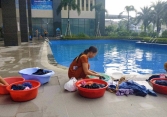 Thiếu nước ở Hà Nội, người dân ra hồ bơi giặt đồ, xách nước về dùng