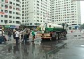 Nước có mùi hôi tanh, doanh nghiệp thừa nhận dùng xe chở nước tưới cây mang nước cung cấp cho dân
