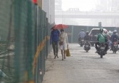 Không khí Hà Nội tiếp tục ở ngưỡng báo động, người dân cảm thấy 'ngạt thở'