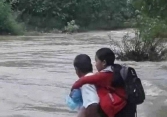 Nghẹn ngào với hình ảnh cha cõng con vượt dòng nước lũ để đi học