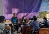Bà Đỗ Thị Kim Liên hỗ trợ chi phí cho gia đình các nạn nhân đưa thi thể về nước