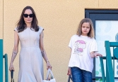 Angelina Jolie đẹp dịu dàng cùng con gái mua sắm Giáng Sinh