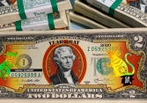 Tờ 2 USD hình chuột mạ vàng giá 300.000 đồng vẫn hút khách