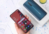 Khách xếp hàng vì ưu đãi sốc: mua 1 điện thoại Oppo tặng 1 điện thoại Oppo