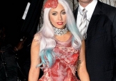 Bạn biết gì về chiếc váy làm từ thịt sống của Lady Gaga cách đây 10 năm?