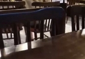 Thực khách đập bàn, đòi đuổi việc nữ phục vụ vì mang nhầm đĩa rau có hành