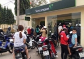 Cây ATM quá tải vì nhiều người xếp hàng rút tiền ngày cận tết