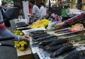Tiểu thương hốt bạc nhờ nướng cá cúng vía Thần Tài