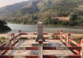 'Nhìn dòng sông sóng ngầu lên sắc đỏ'