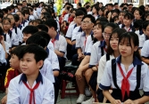 Vì sao 'đẩy' học sinh vào trường khi dịch bệnh vẫn hoành hành?