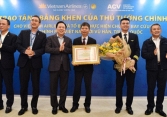 Thủ tướng trao bằng khen cho tổ bay Vietnam Airlines sang Vũ Hán đưa 30 công dân về nước