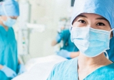 Bác sĩ không nghỉ trưa, may khẩu trang chống dịch: chuyện cười ra nước mắt!