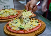 Pizza thanh long độc, lạ giá 55.000 đồng/chiếc