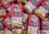 Bún dưa hấu và bánh tráng 'giải cứu' thanh long được khách nước ngoài yêu thích