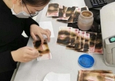 Người phụ nữ cho tiền vào lò vi sóng khử trùng tránh covid-19
