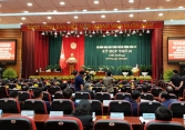 Hải Phòng tạm dừng việc tặng ấm chén và cờ cho dân