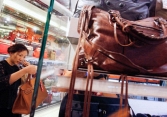 Người dân Hong Kong bán đồ hàng hiệu cá nhân để kiếm tiền mùa dịch