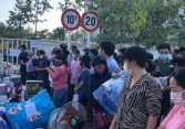 Tập trung đông ở khu vực cách ly để tiếp tế đồ làm tăng nguy cơ lây nhiễm Covid-19