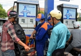 Xăng hạ giá, người dân đua nhau dự trữ xăng dầu trong chai, lọ