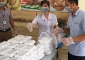 Nhà trường nấu cơm phục vụ các em sinh viên làm đồ án tốt nghiệp giữa mùa dịch