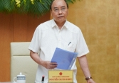 Thủ tướng Chính phủ: 'Vừa đội mũ bảo hộ, vừa đeo khẩu trang làm sao các em học được'