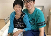 Chàng trai xin 'bán thân' để chữa trị ung thư cho mẹ: 'Tôi chẳng còn gì khác ngoài mẹ'