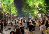 Phố đi bộ Hồ Gươm nhộn nhịp ngày đầu hoạt động trở lại
