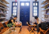 Thư viện miễn phí, khách tự chọn đồ uống và bánh kẹo