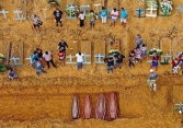 Tổng thống 'thờ ơ', Brazil thành ổ dịch COVID-19 lớn thứ 2 thế giới